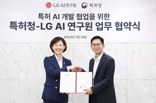 14일 서울 강서구 마곡 LG사이언스파크에서 LG AI연구원과 특허청이 특허 전문가 AI 개발을 위한 업무 협약식을 진행했다. (왼쪽부터 이인실 특허청장, 배경훈 LG AI연구원장). LG제공.