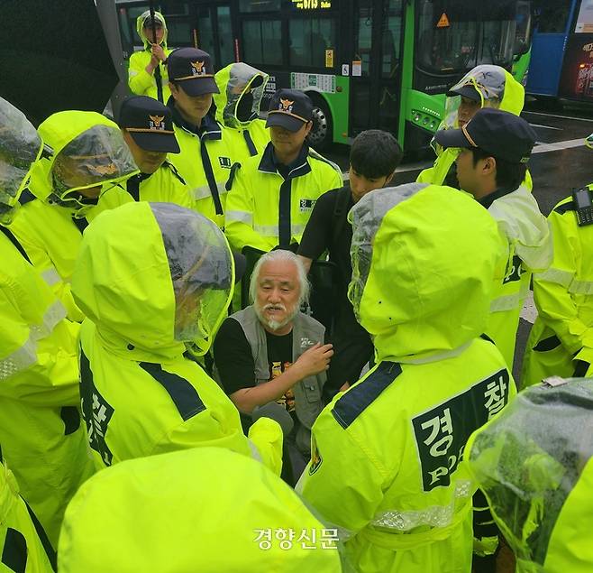 14일 박경석 전장연 상임공동대표는 여의도 국회의사당역 앞에서 “여전시 광역버스, 시외버스는 장애인들을 위한 편의시설이 갖춰져 있지 않다. 장애인을 억압하고 차별하는 사회를 봐달라”고 했다. 김세훈 기자