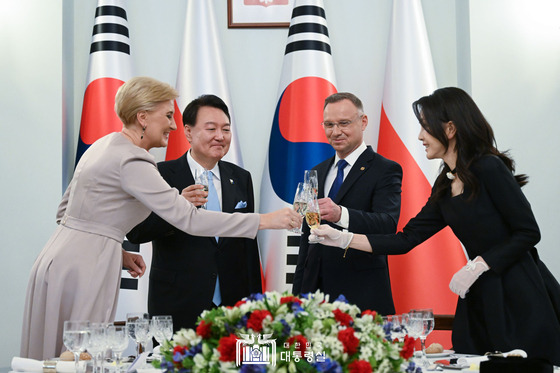 Korean President Yoon Suk Yeol, center left, and first lady Kim Keon-hee, right, and Polish President Andrzej Duda, center right, and first lady Agata Kornhauser-Duda, left, toast each other at an official dinner at the presidential palace in Warsaw, Poland, on Thursday evening. [PRESIDENTIAL OFFICE]