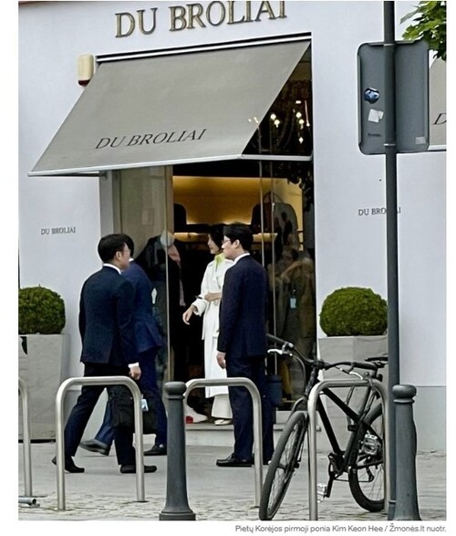 리투아니아 현지 매체 Žmonės가 12일(현지시각) 김건희 여사가 빌뉴스의 옷 가게를 방문했다고 보도했다. Žmonės