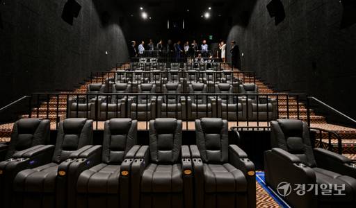 14일 경기도 구리시 갈매동 현대 마켓플레이스 스칸센에서 열린 더랜드 그룹의 첫 번째 영화관 ‘CGV구리갈매’ 오픈식에 참석한 김완식 더랜드 그룹 회장, 신항철 경기일보 대표이사 회장, 김성렬 더랜드 그룹 자문위원장(전 행정자치부 차관), 김승배 한국부동산개발협회장, 최재범 현대건설 개발사업부 전무, 홍경선 대한주택건설협회 서울시회장 등이 상영관 투어를 하고 있다. 윤원규기자