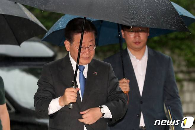 (서울=뉴스1) 이승배 기자 = 이재명 더불어민주당 대표가 14일 서울 서초구 서울중앙지방법원에서 열린 공직선거법위반 공판에 출석하고 있다. 2023.7.14/뉴스1 Copyright (C) 뉴스1. All rights reserved. 무단 전재 및 재배포 금지.