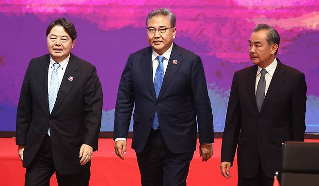 박진 외교부 장관(중간), 왕이 중국 공산당 중앙정치국 위원(오른쪽), 하야시 요시마사 일본 외무상이 13일(현지시간) 인도네시아 자카르타 샹그릴라 호텔에서 열린 아세안+3(한·중·일) 외교장관회의에 참석하고 있다. [연합]