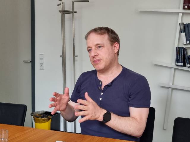 독일 내무부 산하 연방인구연구소(BiB) 연구 책임자 마틴 부자드(Martin Bujard) 박사가 6월 19일(현지시간) 비스바덴 BiB 연구소 접견실에서 본지와의 인터뷰에 응하고 있다. [사진=김영철 기자]