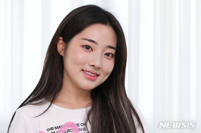 [서울=뉴시스] 권창회 기자 = 유튜브·틱톡 크리에이터 쉐리가 4일 오후 서울 마포구 한 사무실에서 뉴시스와 인터뷰 전 포즈를 취하고 있다. 2023.07.04. kch0523@newsis.com
