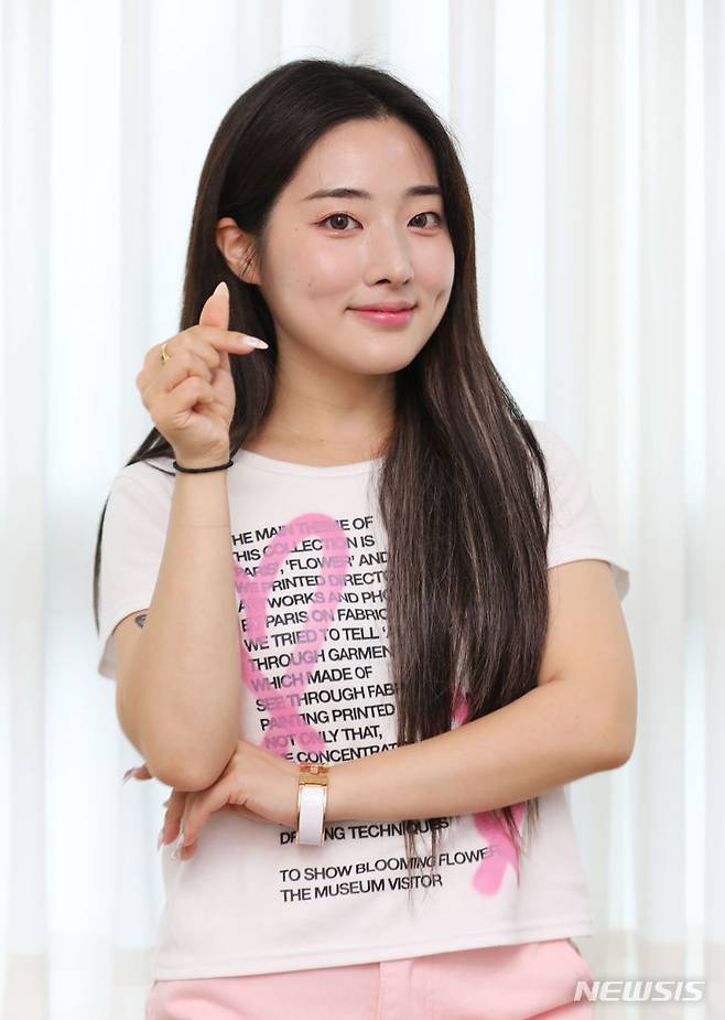 [서울=뉴시스] 권창회 기자 = 유튜브·틱톡 크리에이터 쉐리가 4일 오후 서울 마포구 한 사무실에서 뉴시스와 인터뷰 전 포즈를 취하고 있다. 2023.07.04. kch0523@newsis.com