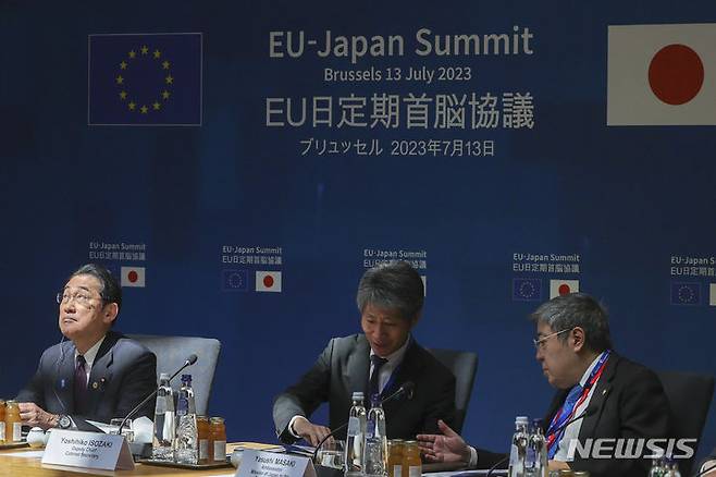 [브뤼셀=AP/뉴시스]기시다 후미오 일본 총리가 후쿠시마 원전 오염수의 해양 방출을 놓고 동일본 대지진 피해를 겪은 3개 현 선거를 의식하고 있는 것으로 전해졌다. 사진은 기시다 총리(사진 왼쪽)가 13일(현지시간) 벨기에 브뤼셀에서 열린 EU-일본 정상회담의 시작을 기다리는 모습. 2023.07.14.