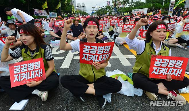 [광주=뉴시스] 김혜인 기자 = 민주노총 보건의료노조 광주전남지역본부는 13일 광주 서구 시청사 앞에서 총파업대회를 열고 노동여건 개선을 촉구하고 있다. 2023.07.14.hyein0342@newsis.com