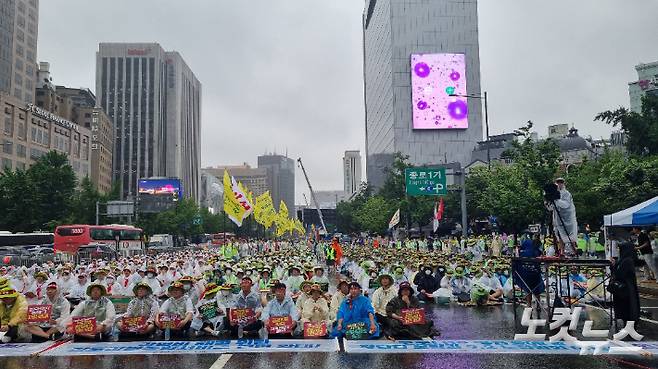 보건의료노조는 14일 오후 2시 서울 종로구 동화면세점 앞에서 총파업대회를 열어 공공의료 확충을 촉구했다. 양형욱 기자