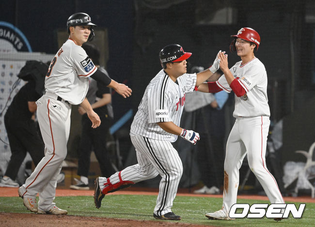 [OSEN=부산, 김성락 기자] 14일 부산 사직구장에서 2023 신한은행 SOL KBO 퓨처스 올스타전 남부(상무·NC·삼성·롯데·KT·KIA)와 북부(한화·LG·고양(히어로즈)·SSG·두산) 리그의 경기가 열렸다. 5회말 2사 1, 2루 북부 김범석이 3점 홈런을 날린 홈에서 유로결, 김정민과 기쁨을 나누고 있다. 2023.07.14 /ksl0919@osen.co.kr