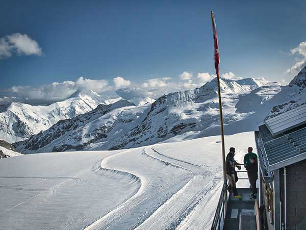 묀히요흐산장에서 본 알레취빙하의 만년설원과 스위스 알프스 풍경. 등반을 하지 않더라도 역에서 1시간만 걸으면 스위스 산장을 체험할 수 있다