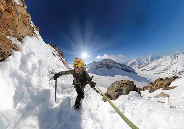 아침 햇살을 맞으며 묀히를 오르는 민미정씨. 뒤로 트루베르크(3,932m)의 톱날 같은 능선이 힘 있게 뻗었다.