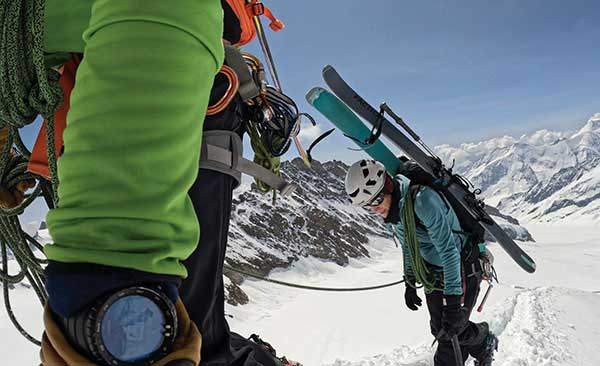 스키를 메고 오르는 스위스 산악인들. 정상에서 북릉으로 내려가 스키를 타고 하산하는 이들이다. 스위스 산악인들은 6세 이전에 스키를 시작하고 2,000~3,000m 고소를 경험하기에 북한산 산행하듯 빠르게 오른다.