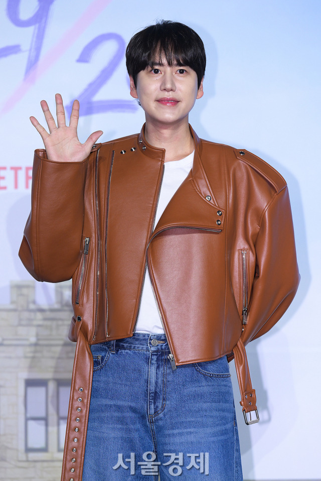 그룹 슈퍼주니어 규현이 6일 오전 서울 용산구 CGV 용산아이파크몰에서 진행된 넷플릭스 예능 ‘열아홉 스물'(19/20) 제작발표회에서 포즈를 취하고 있다. 김규빈 기자