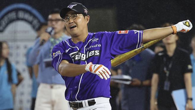 한화 채은성이 14일 열린 KBO 올스타전 홈런레이스에서 타구를 바라보고 있다. 연합뉴스