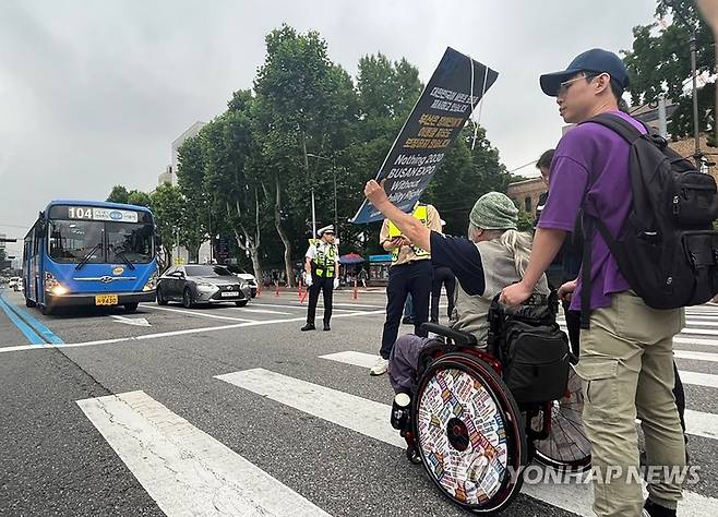 전장연 횡단보도 피케팅...오세훈 서울시장 규탄 [연합뉴스 자료사진]