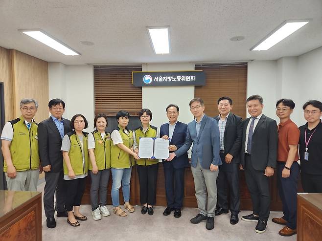 국립중앙의료원 조정 후 기념 촬영을 하는 관계자들 [중앙노동위원회 제공]