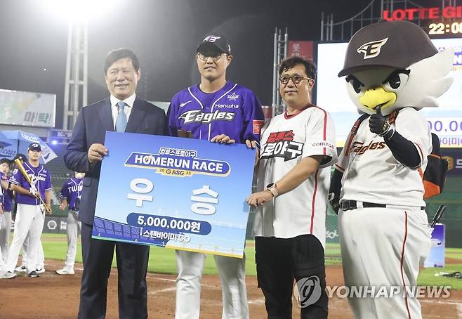 채은성, 생애 첫 올스타전 홈런레이스 우승 (부산=연합뉴스) 강덕철 기자 = 한화 채은성이 14일 오후 부산 사직야구장에서 열린 2023 프로야구 올스타전 '컴투스 프로야구 홈런 레이스'에서 우승상금을 받고 있다.  2023.7.14 kangdcc@yna.co.kr