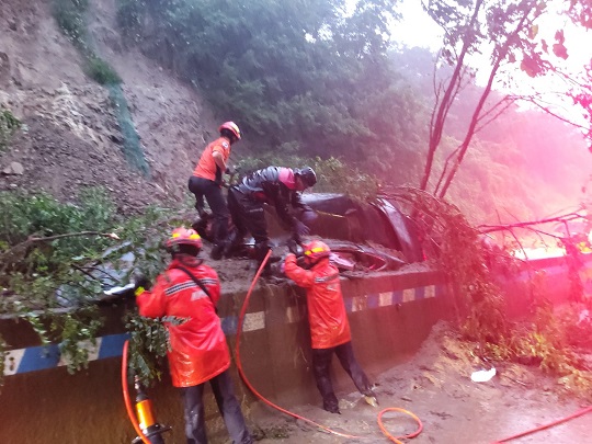 15일 오전 5시28분쯤 충북 청주시 서원구 남이면 석판리 한 야산에서 산사태가 발생해 인근 도로를 덮친 모습. 사진=뉴시스