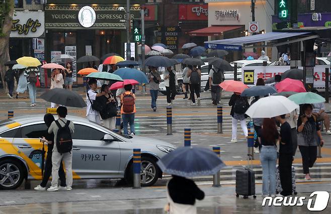 부산지역에 장맛비가 내리는 7일 오후 부산역 앞에서 우산을 쓴 시민과 관광객들이 발걸음을 옮기고 있다. 2023.7.7/뉴스1 ⓒ News1 윤일지 기자