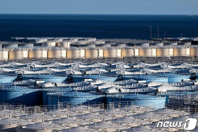 일본 후쿠시마 제1원자력발전소 내 방사성 오염수 저장탱크. ⓒ AFP=뉴스1