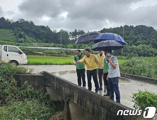 15일 최영일 전북 순창군수가 관내 호우 취약지역을 돌며 긴급 점검을 실시하고 철저한 대비태세를 강조하고 있다.2023.7.15.(순창군 제공)/뉴스1