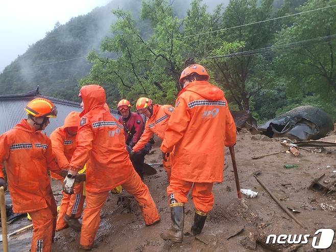 집중호우로 경북 북부지역에서 피해가 속출하는 가운데 15일 오전 7시27분 경북 영주시 풍기읍에서 산사태가 발생해 주택이 매몰, 소방당국이 구조작업을 하고 있다. (경북소방본부 제공) 2023.7.15/뉴스1 ⓒ News1 남승렬 기자