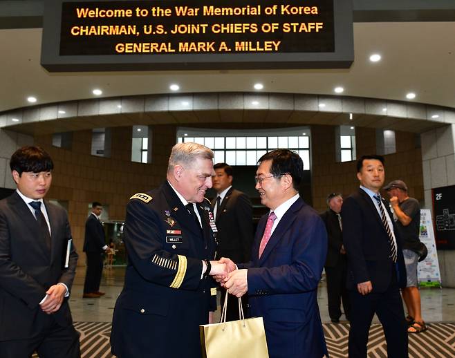 15일 오후 서울 용산구 전쟁기념관에서 백승주 전쟁기념사업회장과 마크 밀리 미 합참의장이 인사를 나누고 있다.(전쟁기념사업회 제공)