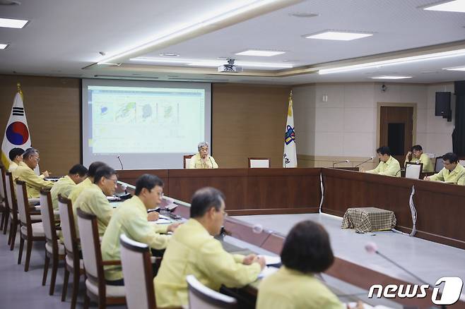 15일 오후 충북교육청 간부들이 집중호우로 피해를 본 교육시설 피해복구와 추가 피해 예방을 위한 긴급 대책회의를 열고 있다.(충북교육청 제공)/ 뉴스1