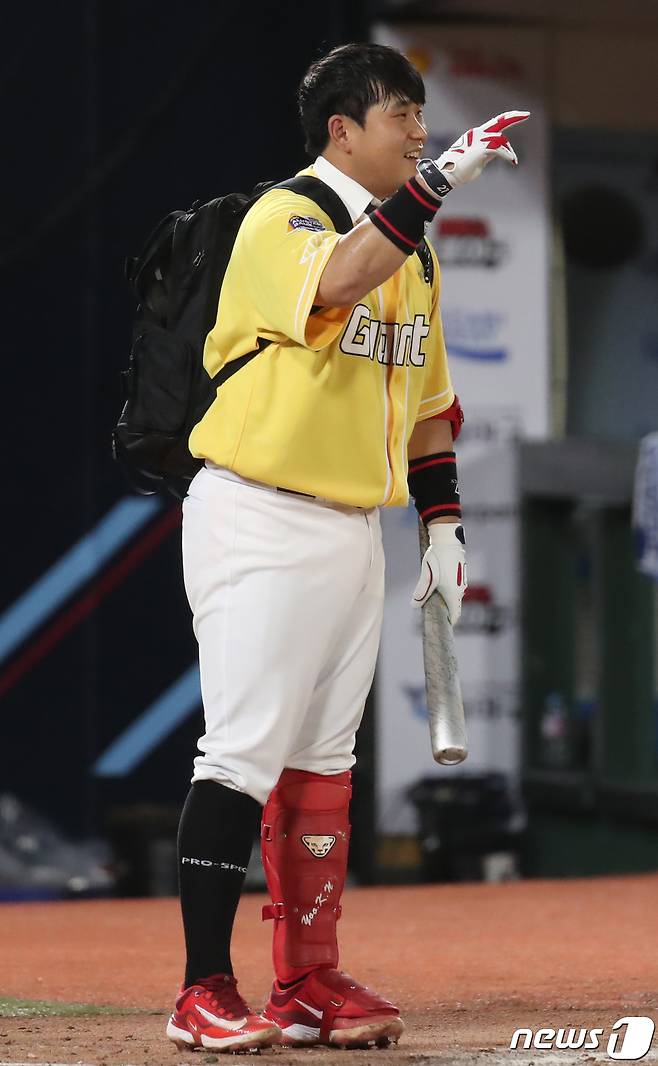 15일 부산 사직야구장에서 열린 프로야구 2023 신한은행 SOL KBO리그 올스타전 드림팀과 나눔팀의 경기, 8회말 2사 1루 상황 드림팀 뷰캐넌이 나눔팀 오지환의 타구를 잡고 환호하고 있다. 2023.7.15/뉴스1 ⓒ News1 윤일지 기자