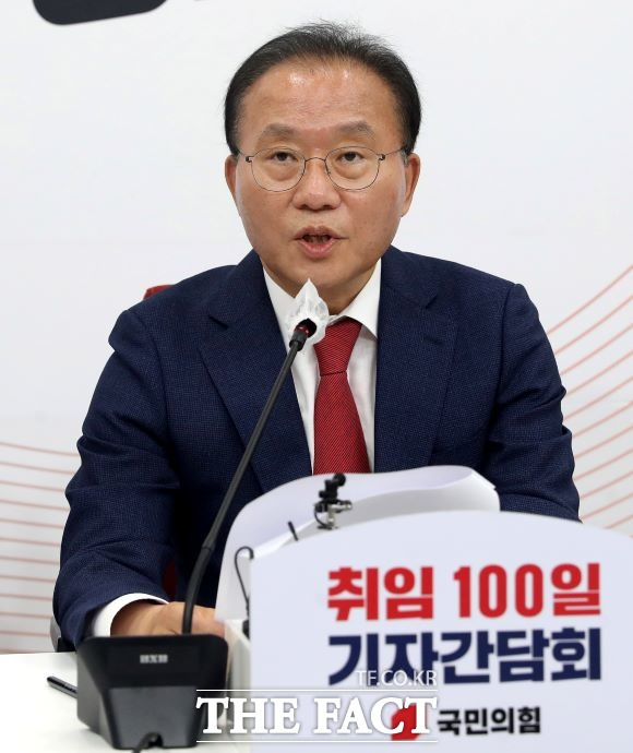 윤재옥 국민의힘 원내대표가 14일 취임 100일을 맞아 "의회 정치의 복원"을 강조했다. 윤재옥 국민의힘 원내대표가 14일 오전 서울 여의도 국회에서 취임 100일 기자간담회를 하고 있다. /뉴시스