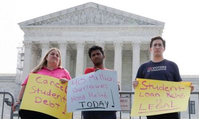 지난달 미국의 대학생들이 미 워싱턴DC 대법원 청사에서 학자금 대출 탕감 지지 시위를 하고 있다 [이미지 출처=AP 연합뉴스]