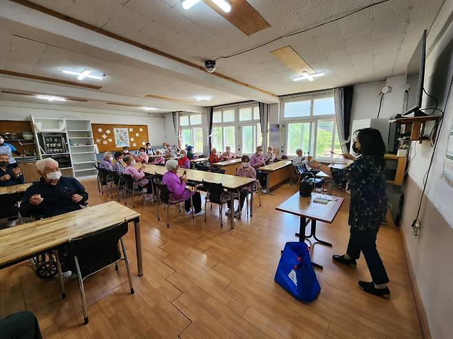 지난달 9일 오후 강원 홍천군 서석노인재가복지센터에선 어르신들을 위한 인지능력 향상 프로그램이 진행되고 있었다. 이곳에선 카네이션 만들기, 율동, 노래, 퍼즐 맞추기 등 활동을 한다. /윤상진 기자