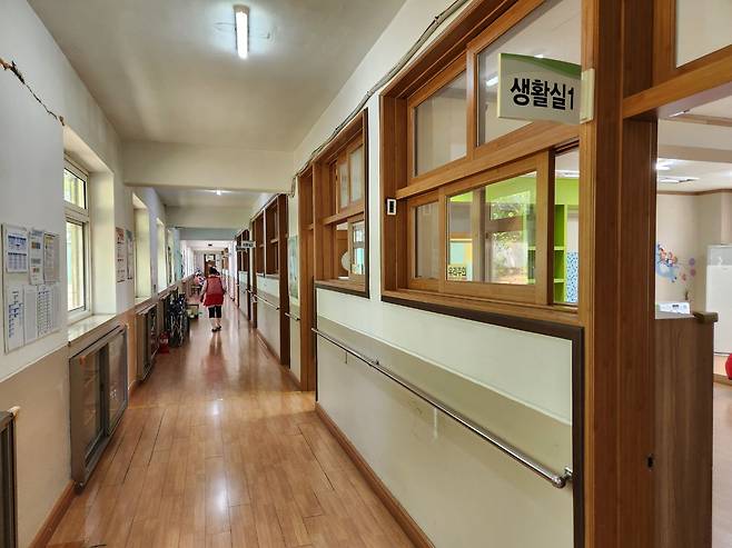 서석노인재가복지센터 교실 복도의 모습. 초등학교 교실이 '생활실'로 바뀌었다. /윤상진 기자