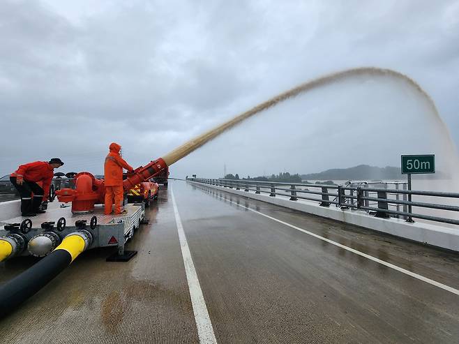 15일 미호천 제방 유실로 침수된 충북 청주시 오송읍 궁평제2지하차도에서 소방대원이 대용량포방사시스템으로 침수된 궁평지하차도 일대의 물을 미호천으로 배수하고 있다. /소방청 제공