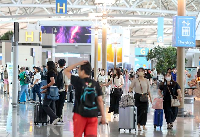 인천국제공항 제1여객터미널이 여행객들로 붐비고 있다. 카드업계는 본격적인 휴가철을 맞아 쇼핑 및 여행 관련 할인을 앞세워 고객 유치에 나서고 있다. /뉴스1