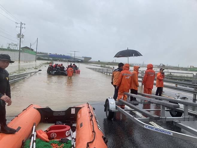 15일 충북소방본부 구조대원들이 장맛비로 물이 가득 찬 청주시 흥덕구 오송읍 궁평2지하차도에서 구조자 수색 작업을 벌이고 있다. 지하차도 내에는 다수의 구조자가 있는 것으로 추정된다.2023.7.15/뉴스1 ⓒ News1 박건영 기자