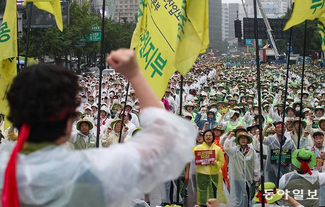 14일 오후 서울 종로구 세종대로에서 전국보건의료산업노동조합(보건의료노조) 산별총파업대회가 열리고 있다.
이한결 기자 always@donga.com