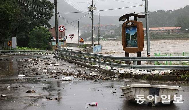 15일 오전 충북 괴산군 칠성면 괴산댐이 폭우로 인해 수문을 열고 물을 방류 중인 가운데 댐 아래 위치한 하류 지역이 침수돼 있다. 박형기기자 oneshot@donga.com