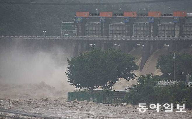 15일 오전 충북 괴산군 칠성면 괴산댐이 폭우로 인해 수문을 열고 물을 방류 중인 가운데 댐 아래 위치한 하류 지역이 침수돼 있다. 박형기기자 oneshot@donga.com