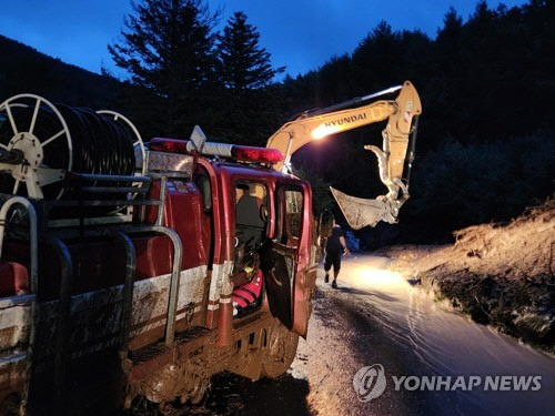 14일 오후 충남 논산시 양촌면 논산시립납골당 안에서 발생한 산사태 현장이 토사물과 부러진 시설물들로 아수라장이 됐다. 이날 산사태로 추모원 방문객 일가족 4명이 매몰돼 2명이 숨졌다. [논산=연합뉴스]