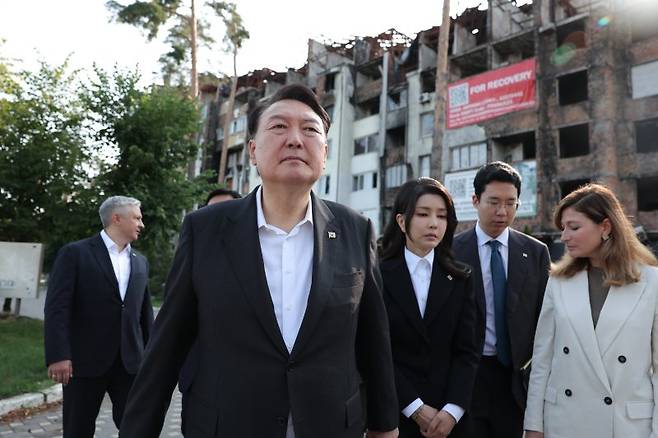 폴란드 수도 바르샤바에서 국빈급 공식 방문 일정을 마치고 우크라이나를 전격 방문한 윤석열 대통령과 김건희 여사가 15일(현지시간) 키이우 인근의 이르핀 민가 폭격 현장을 방문하고 있다. 윤 대통령은 이후 볼로디미르 젤렌스키 대통령과 정상회담을 열어 인도적 구호품을 포함한 지원 방안 등을 논의할 예정이다. [대통령실 제공] 연합뉴스