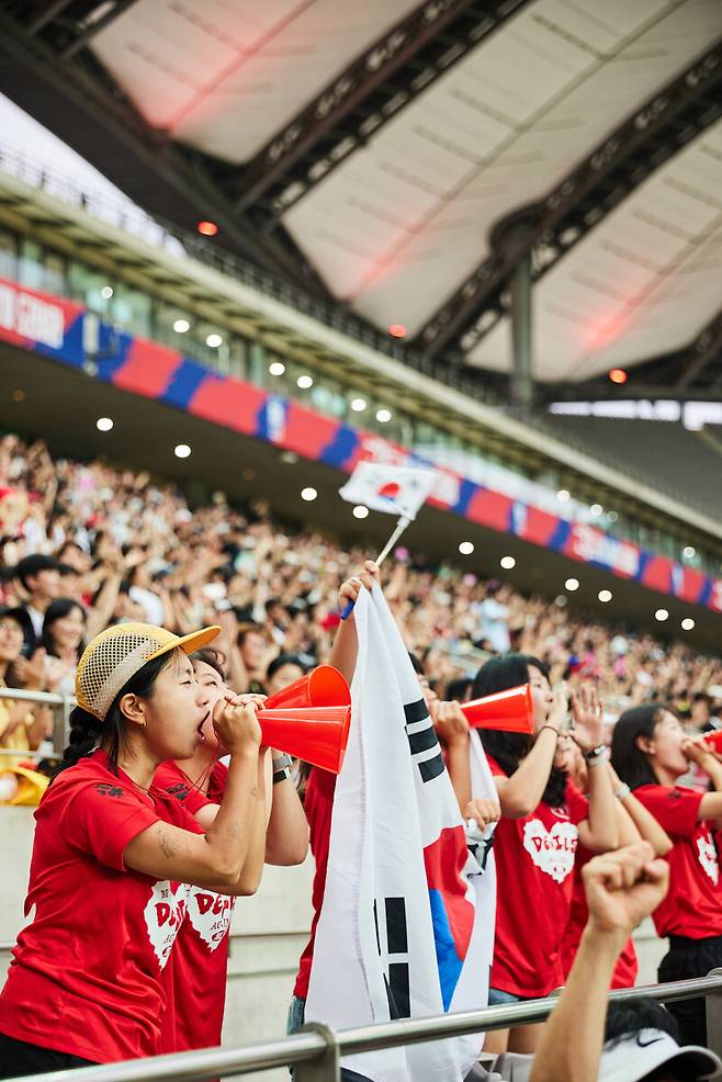 지난 8일 한국 여자축구 대표팀과 아이티 대표팀의 평가전이 열린 서울 마포구 상암월드컵경기장에서 아마추어 여자축구팀 너티에프시 회원들이 한국 대표팀을 응원하고 있다. 윤동길 스튜디오 어댑터 실장