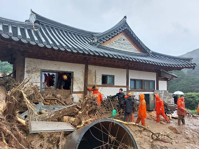 15일 경북 봉화군 춘양면 한 단독주택이 산사태로 고립돼 2명이 숨졌다. 경북소방본부 제공