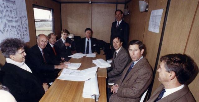 1993년 당시 왕실 후계자 1순위였던 찰스 3세(오른쪽 두 번째) 영국 국왕이 영국 도싯주의 파운드버리에서 도시개발 관련 첫 번째 현지 미팅을 갖고 있다. 콘월 공국 제공