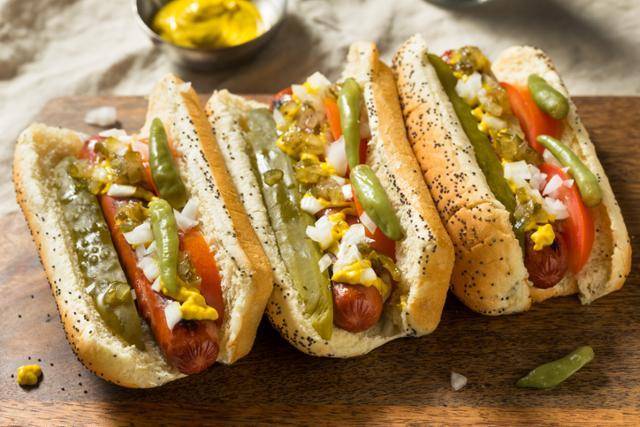 시카고 핫도그. 토핑을 다양하고 푸짐하게 얹는다. 게티이미지뱅크
