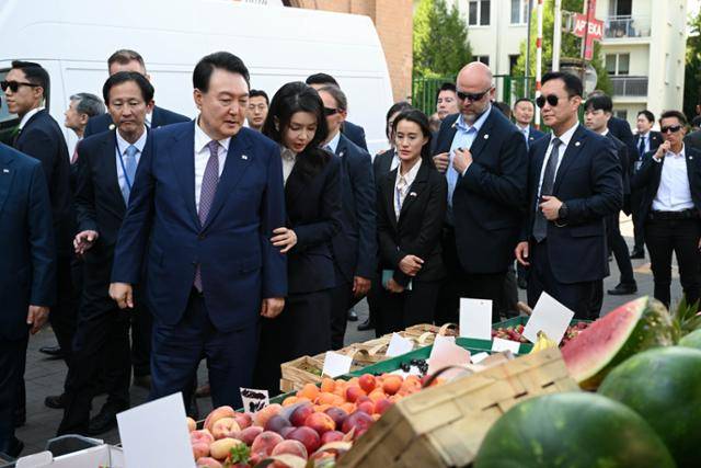 폴란드를 공식방문 중인 윤석열 대통령이 김건희 여사와 함께 14일 바르샤바 시내에 있는 미로브스카 재래시장을 방문해 물건들을 살펴보고 있다. 바르샤바=서재훈 기자