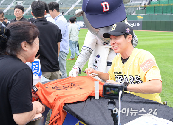 2023 KBO리그 올스타전이 15일 오후 부산 사직야구장에서 열린 가운데 두산 정수빈이 팬사인회에 참석하고 있다. [사진=정소희 기자]