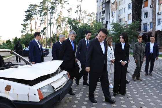 윤석열 대통령과 부인 김건희 여사가 15일(현지시간) 키이우 인근 미사일 공격이 집중된 이르핀 민간인 주거지역을 둘러보고 있다. 사진 대통령실