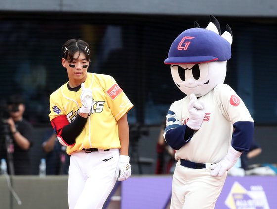 롯데 김민석(왼쪽)이 15일 부산 사직구장에서 열린 KBO 올스타전에서 걸그룹 ‘블랙핑크’ 제니의 춤을 선보이고 있다. 뉴스1